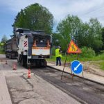 Асфальтируют дорогу в Боровичском округе